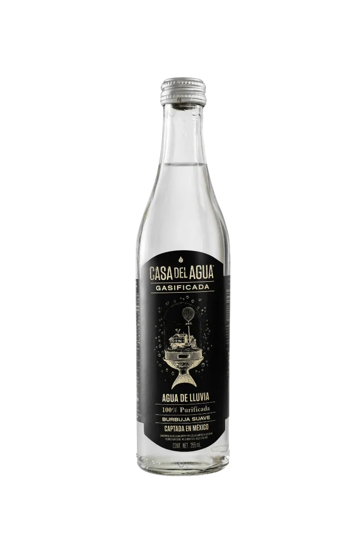 Casa del Agua Gasificada sparkling water bottle with distinctive black label